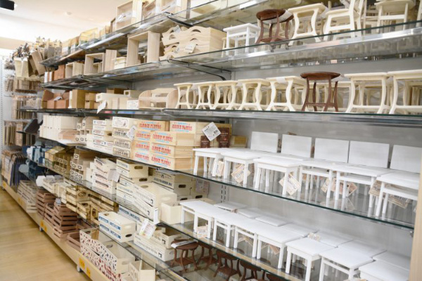 百元店的商品種類繁多，從高品質的電器商品到最潮的時尚用品，一定會讓您驚喜無比。