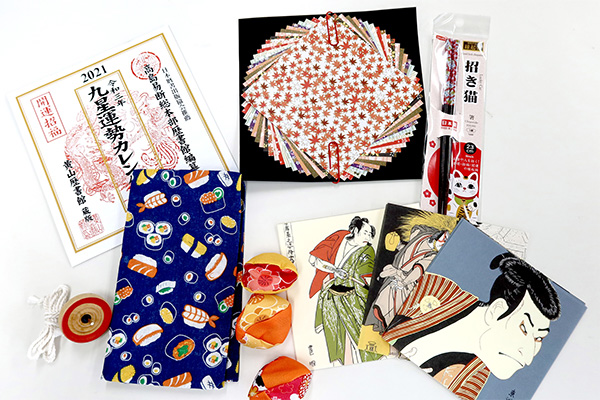 在百元店可以買到富有日本特色的商品，這使百元店成為購買紀念品饋贈親友的熱門選擇。當然，您也可以隨時為自己購買商品。